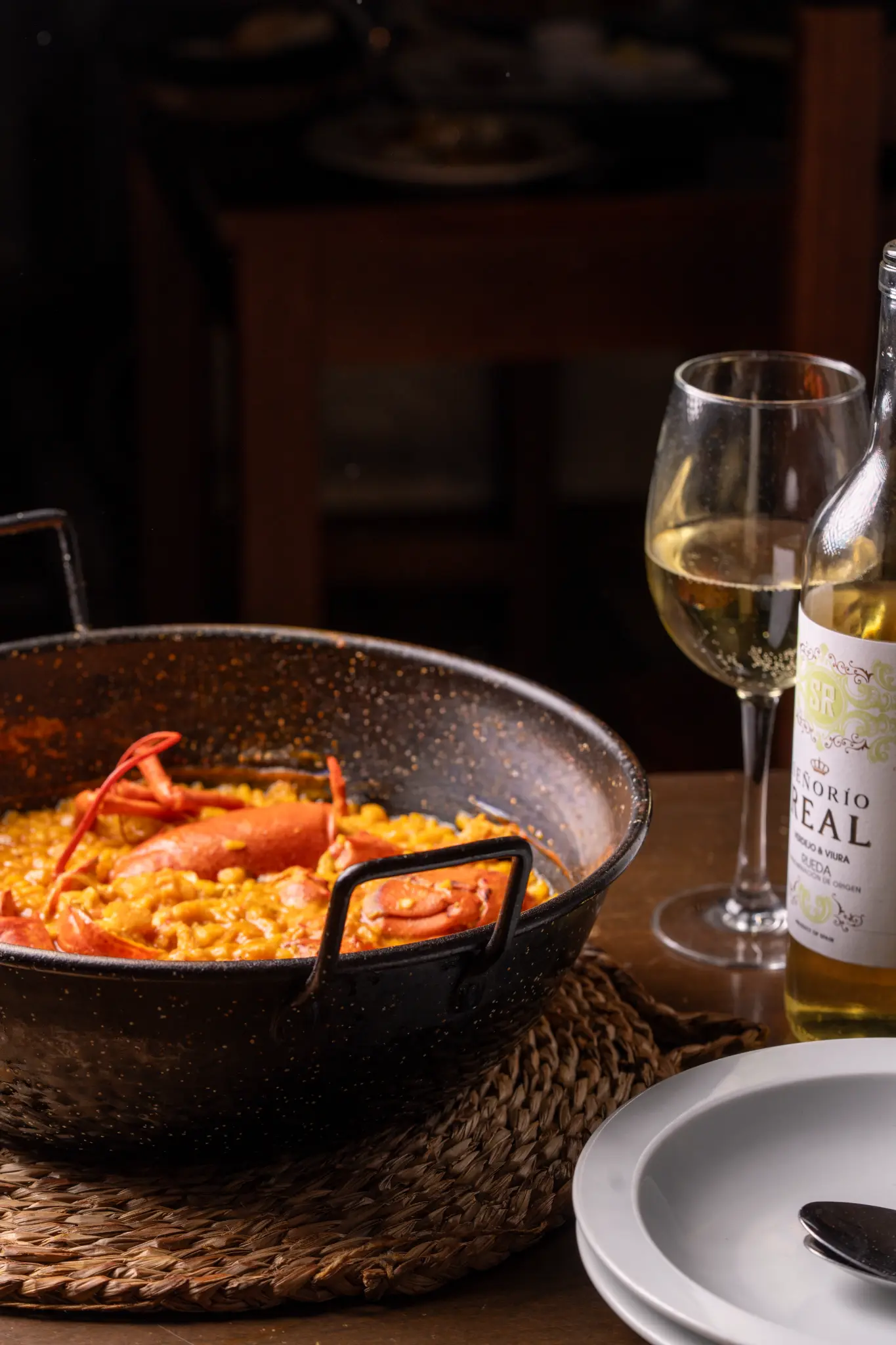 Arroz con bogavante y vino blanco
